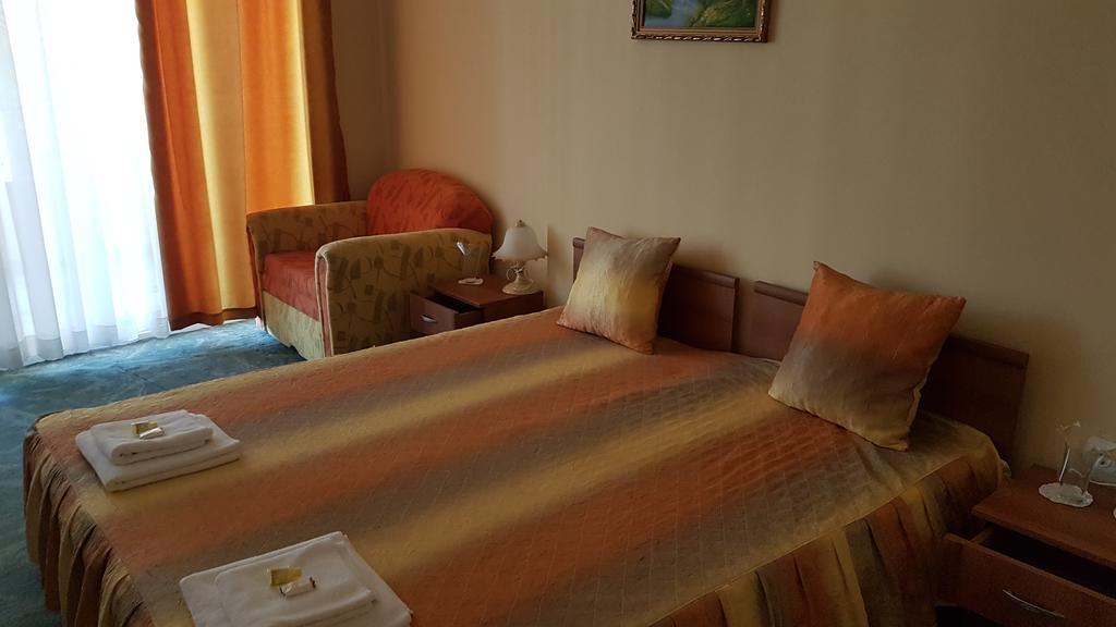 Hotel Venecia Primorsko Ngoại thất bức ảnh